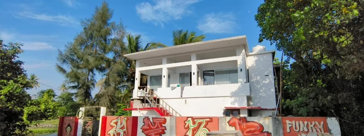Funky Art Beach House Alappuzha Luaran gambar